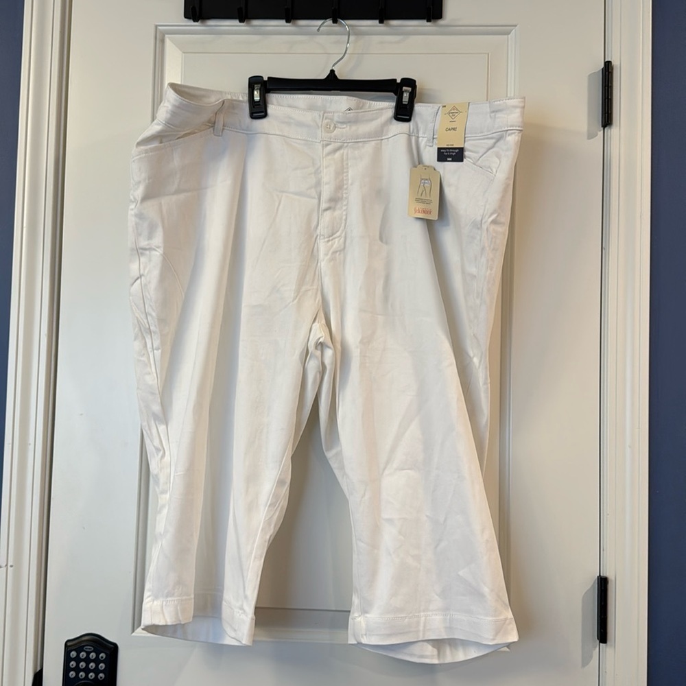 St John's Bay White Crops, size 24 W - NEW with tags
